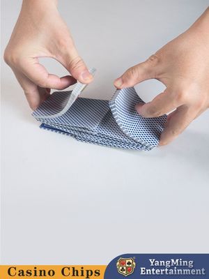 Bộ bài hình Ong Đỏ và Xanh, định lượng 310 gram giấy, chống lộ bài và có ghi chú trên lá bài, lớp phủ bảo vệ bài khỏi ẩm, đóng gói hộp màu
